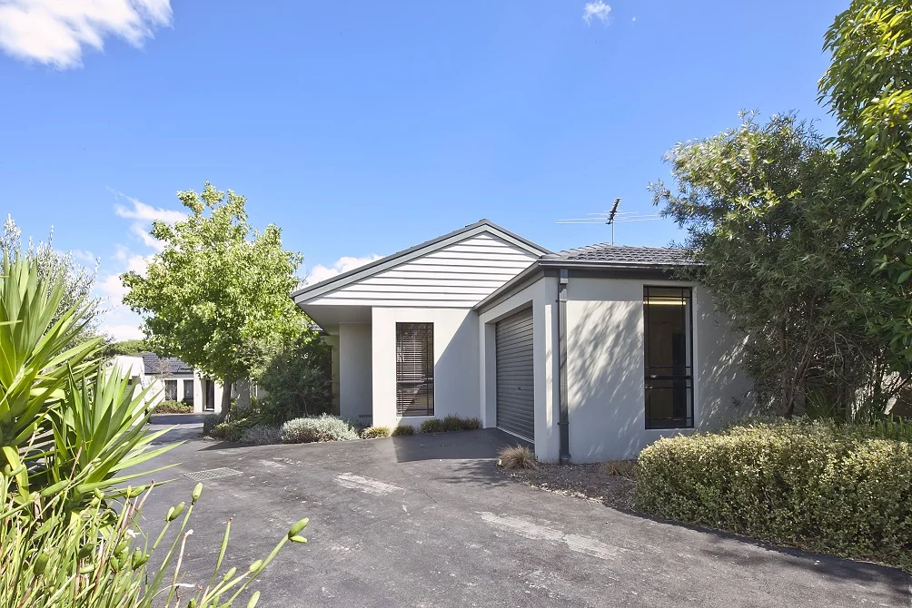 2/17 Douglas Street, Hastings VIC 3915