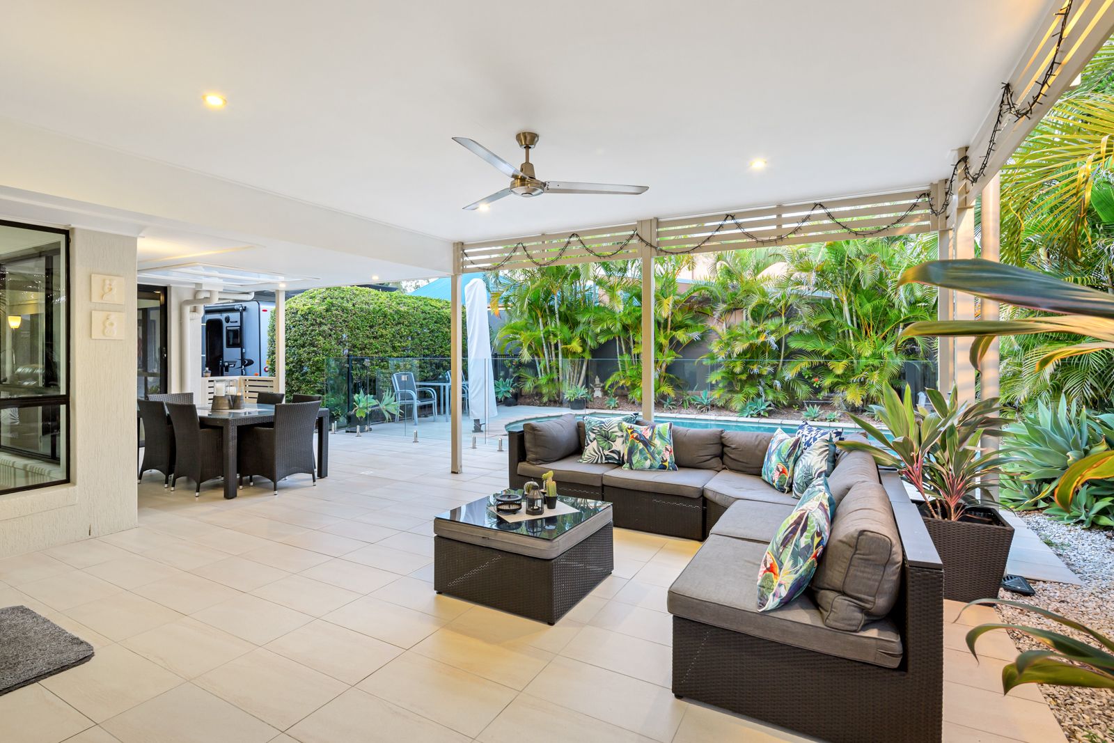 8 James Place, Sinnamon Park QLD 4073, Image 2