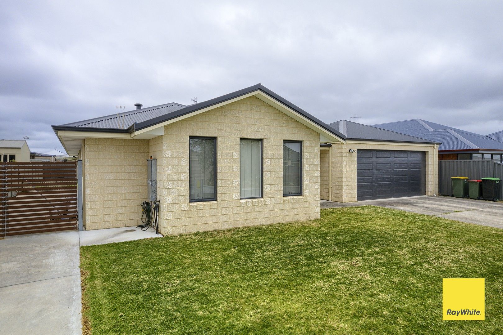 4 bedrooms House in 25 Kitcher Parade MCKAIL WA, 6330