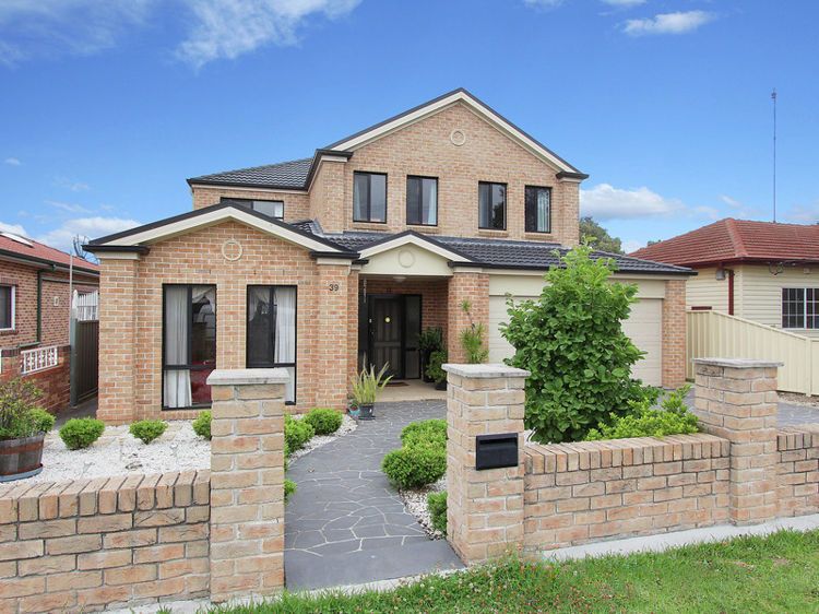 8 bedrooms House in 39 Leach Road GUILDFORD NSW, 2161