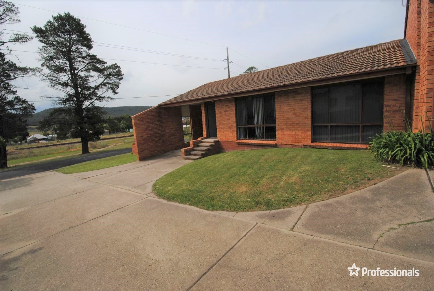 2 bedrooms Apartment / Unit / Flat in 1/15 Cripps Avenue WALLERAWANG NSW, 2845