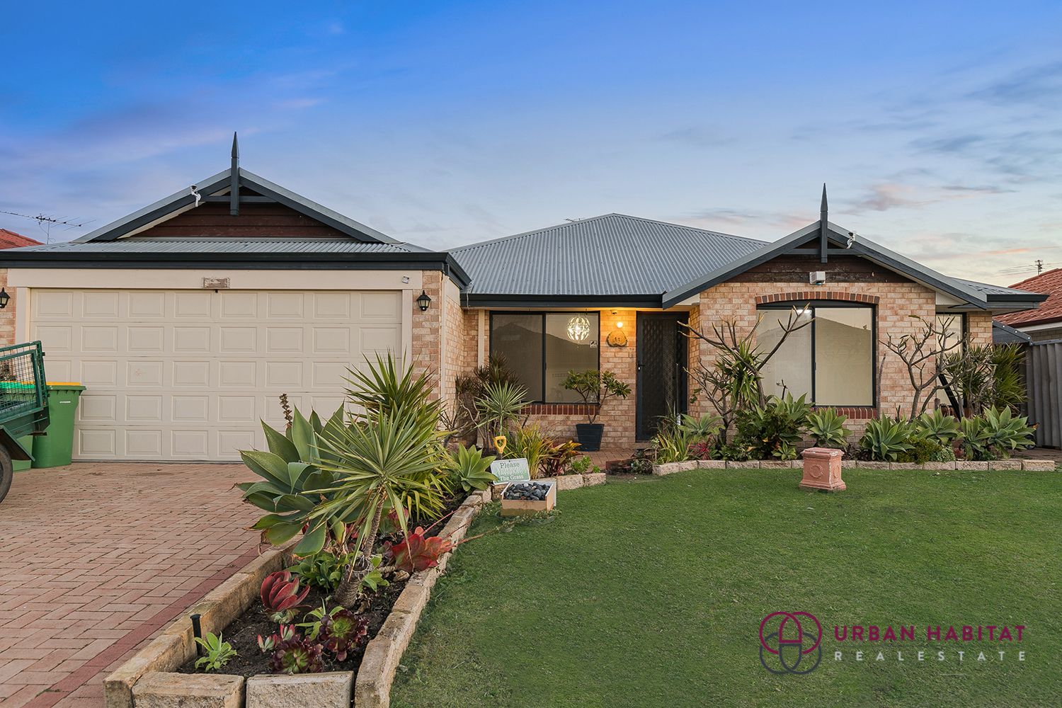 4 bedrooms House in 11 Bogue Way PORT KENNEDY WA, 6172