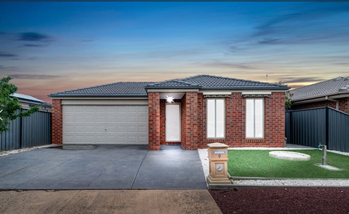 3 bedrooms House in 9 Coombes Circuit POINT COOK VIC, 3030