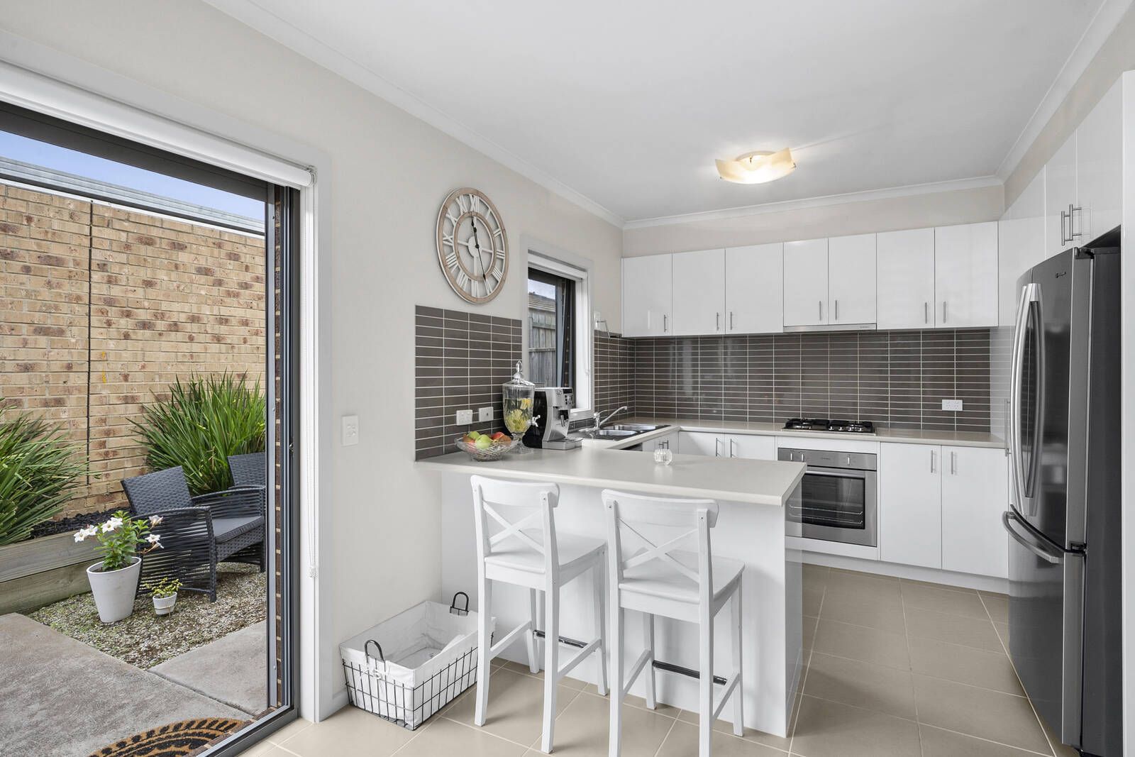 2/6 Barling Court, Thomson VIC 3219, Image 2