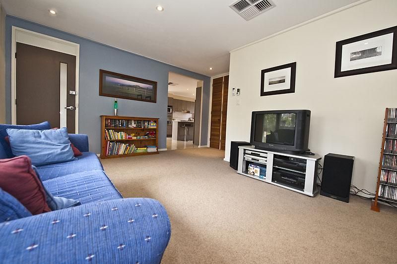 15 Shenton Crescent, STIRLING ACT 2611, Image 2