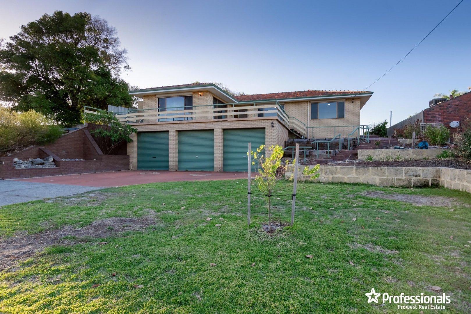 3 bedrooms House in 8 Errina Place WILLETTON WA, 6155