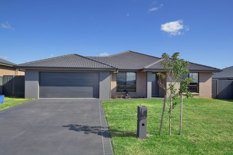 4 bedrooms House in 35 Grand Meadows Drive TAMWORTH NSW, 2340