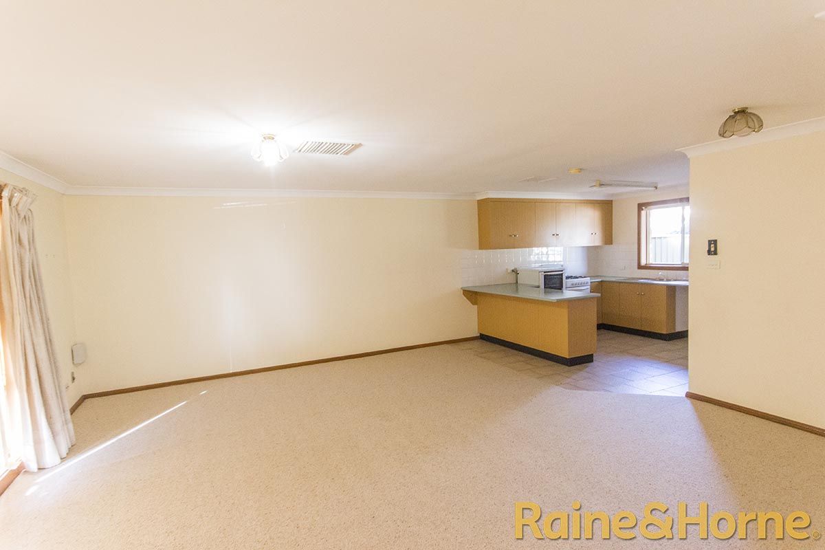 58A Oxley Circle, Dubbo NSW 2830, Image 2