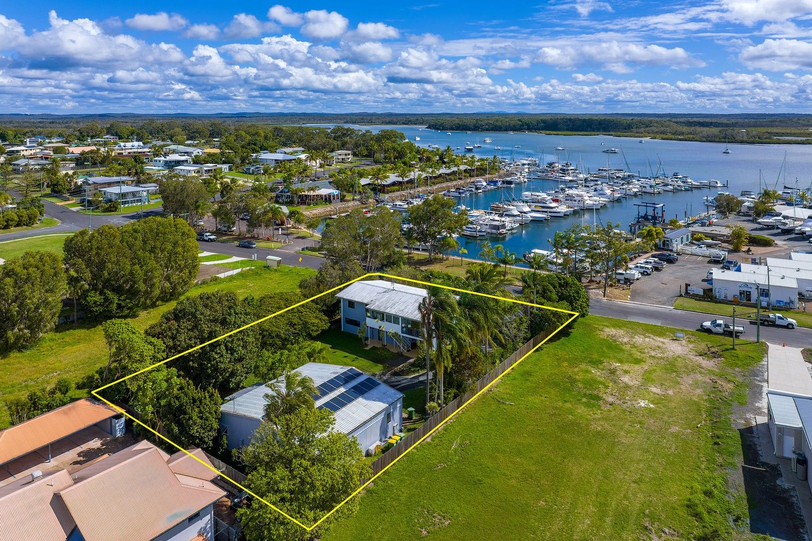 5 bedrooms House in 21 Emperor Street TIN CAN BAY QLD, 4580