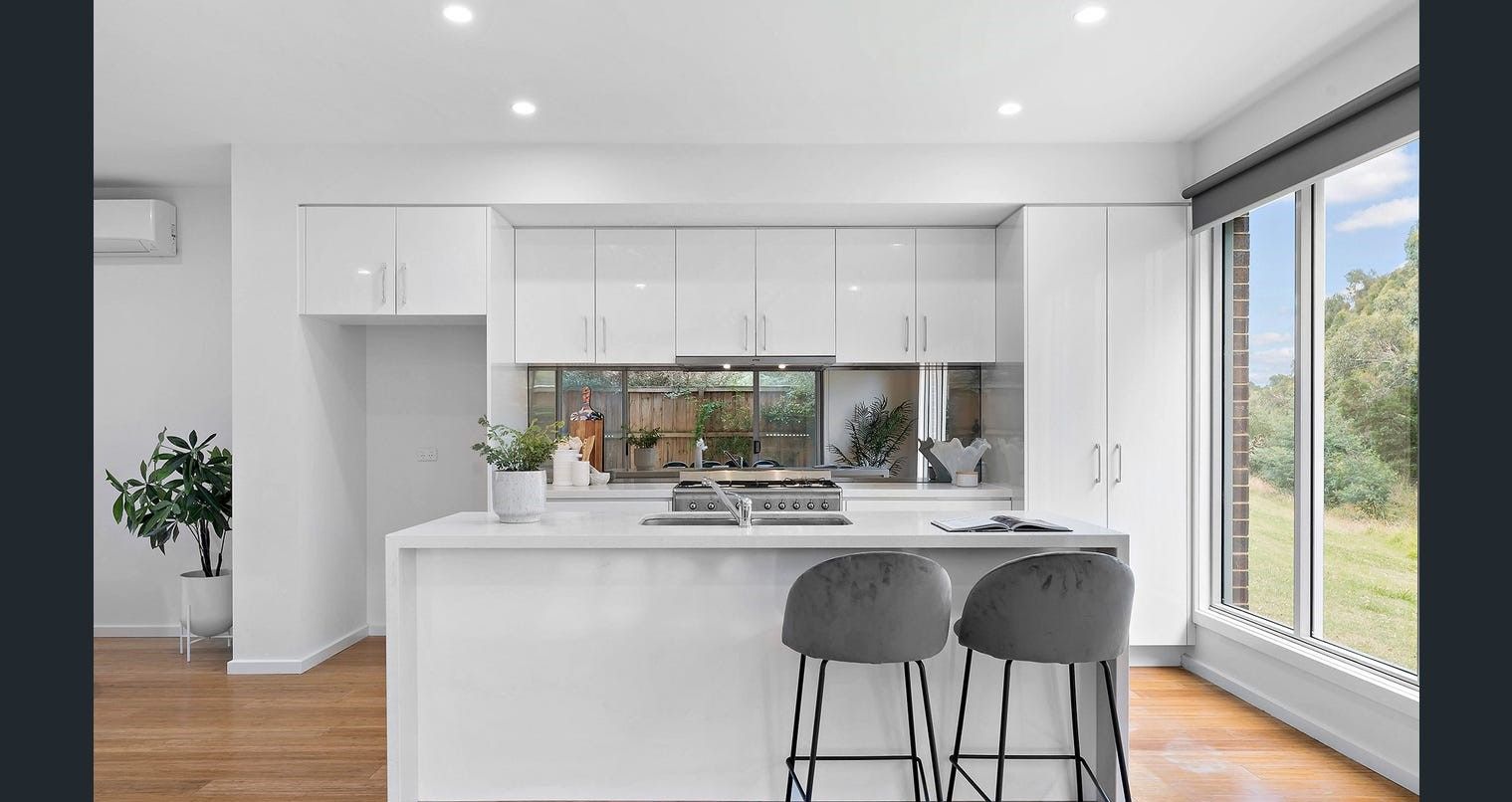 4 bedrooms Townhouse in 37 Emica Parade KNOXFIELD VIC, 3180