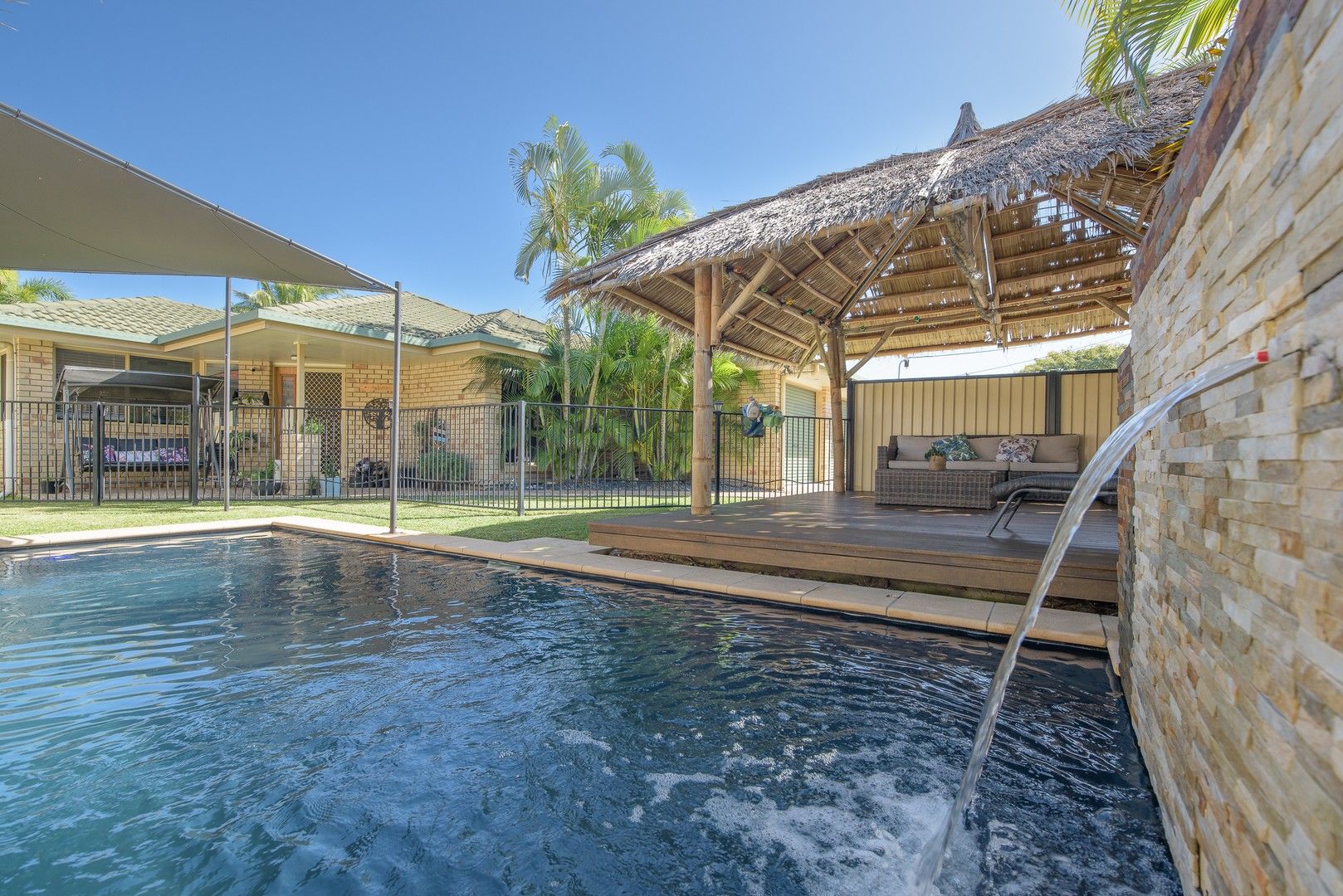 4 bedrooms House in 9 Wyndham Avenue BOYNE ISLAND QLD, 4680