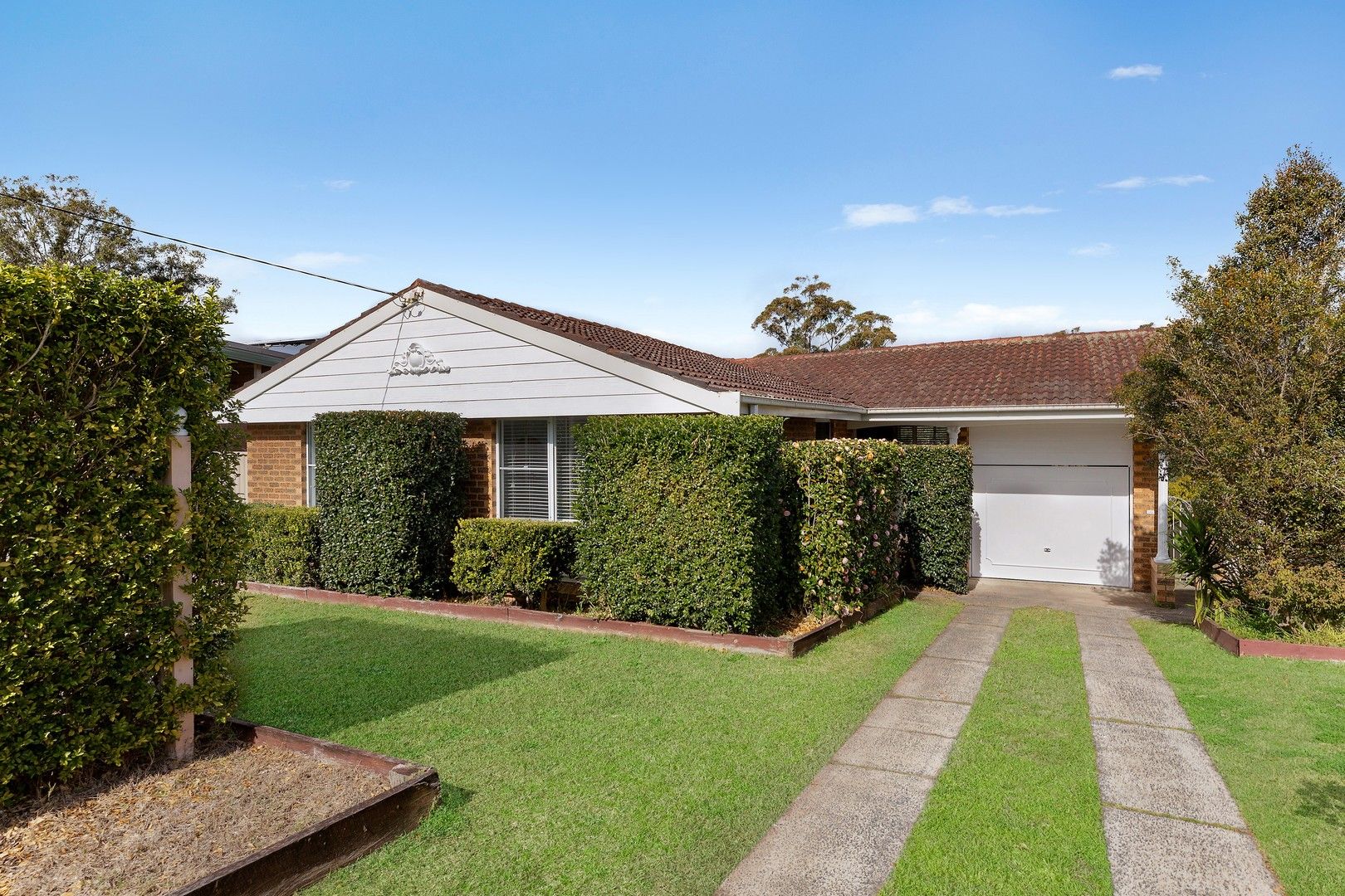 5 bedrooms House in 13 Sunset Street WYOMING NSW, 2250