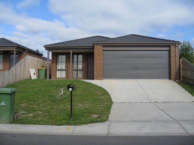 13 Sir Thomas Drive, Pakenham VIC 3810