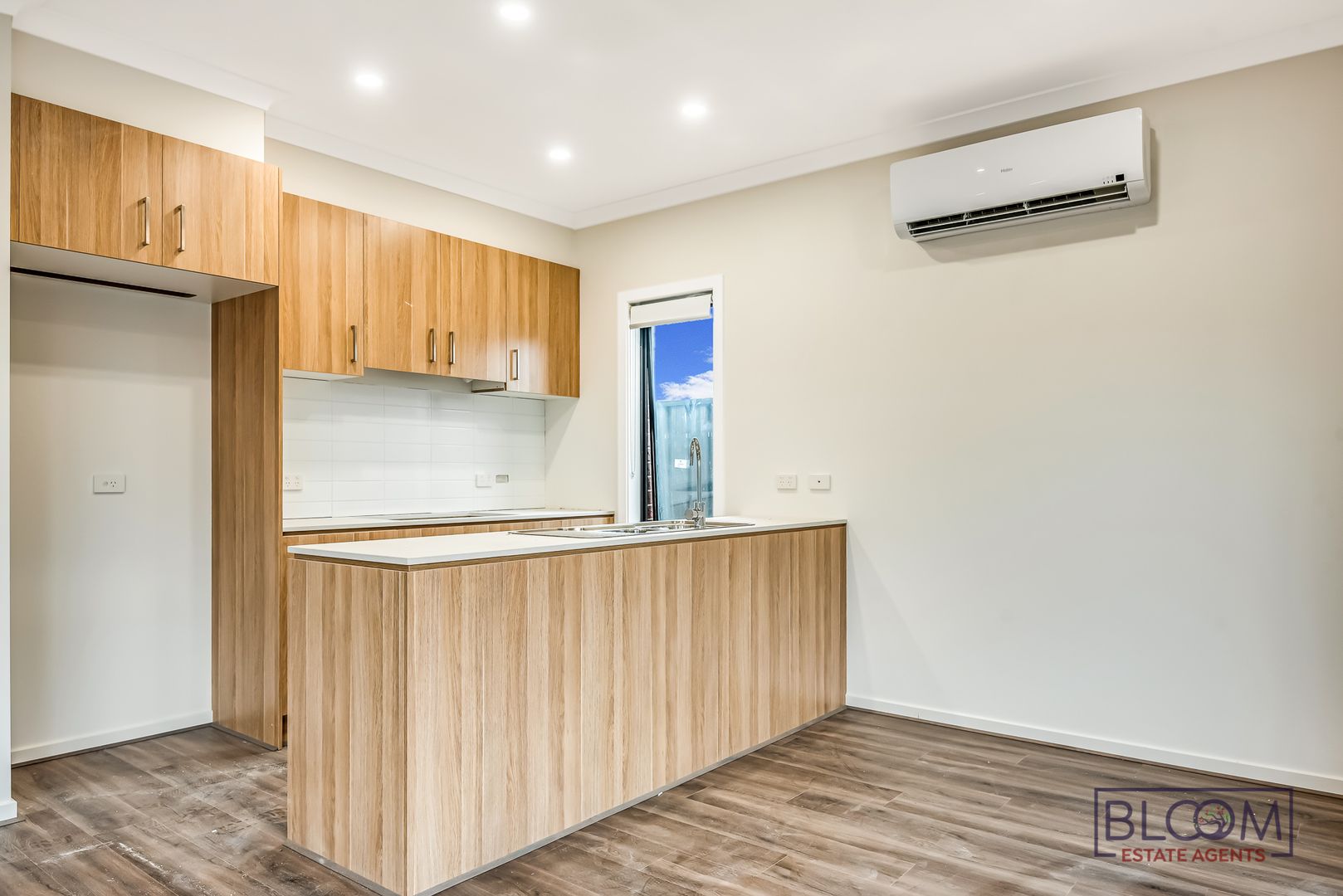 8 STACEY PRADE, Mount Cottrell VIC 3024, Image 2