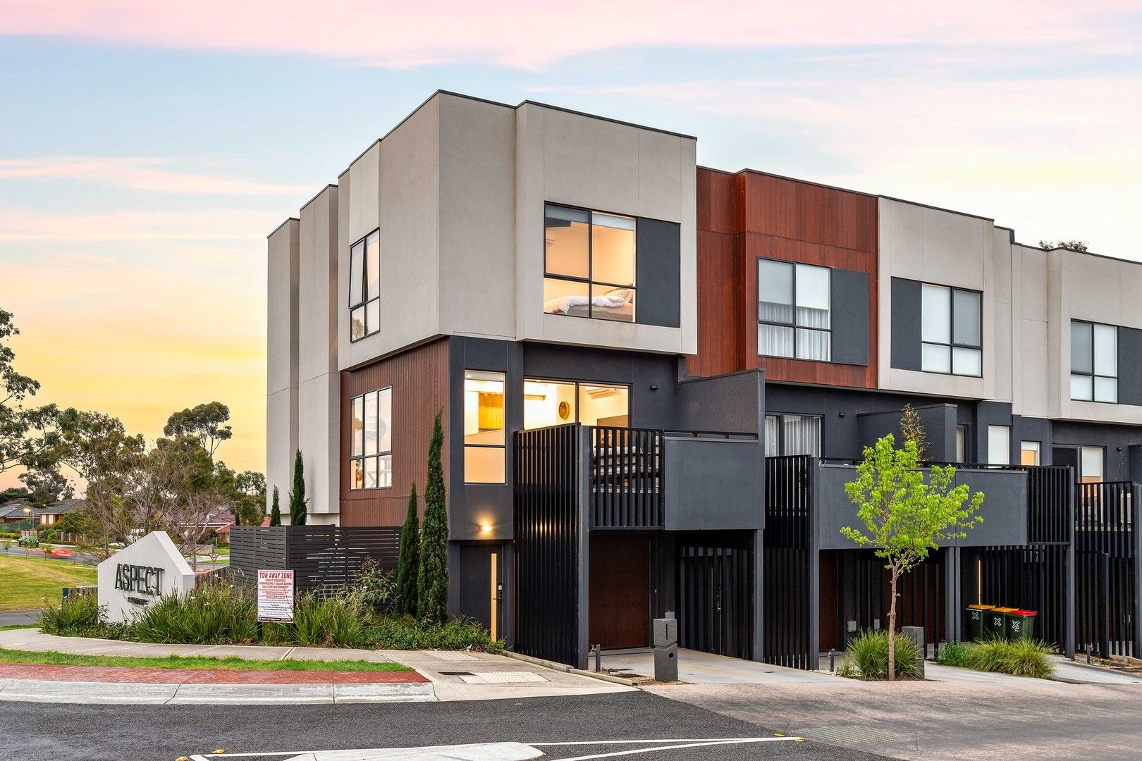 4 bedrooms Townhouse in 1 Kavanagh Crescent KEILOR DOWNS VIC, 3038