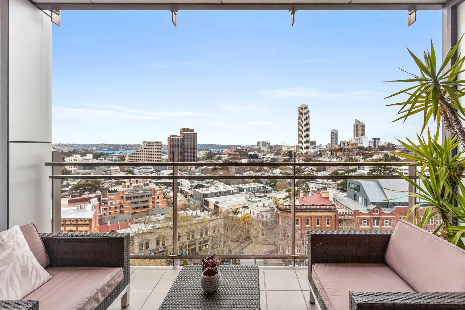 MONUMENT | High Level Oversized One Bedroom Apartment, Darlinghurst
