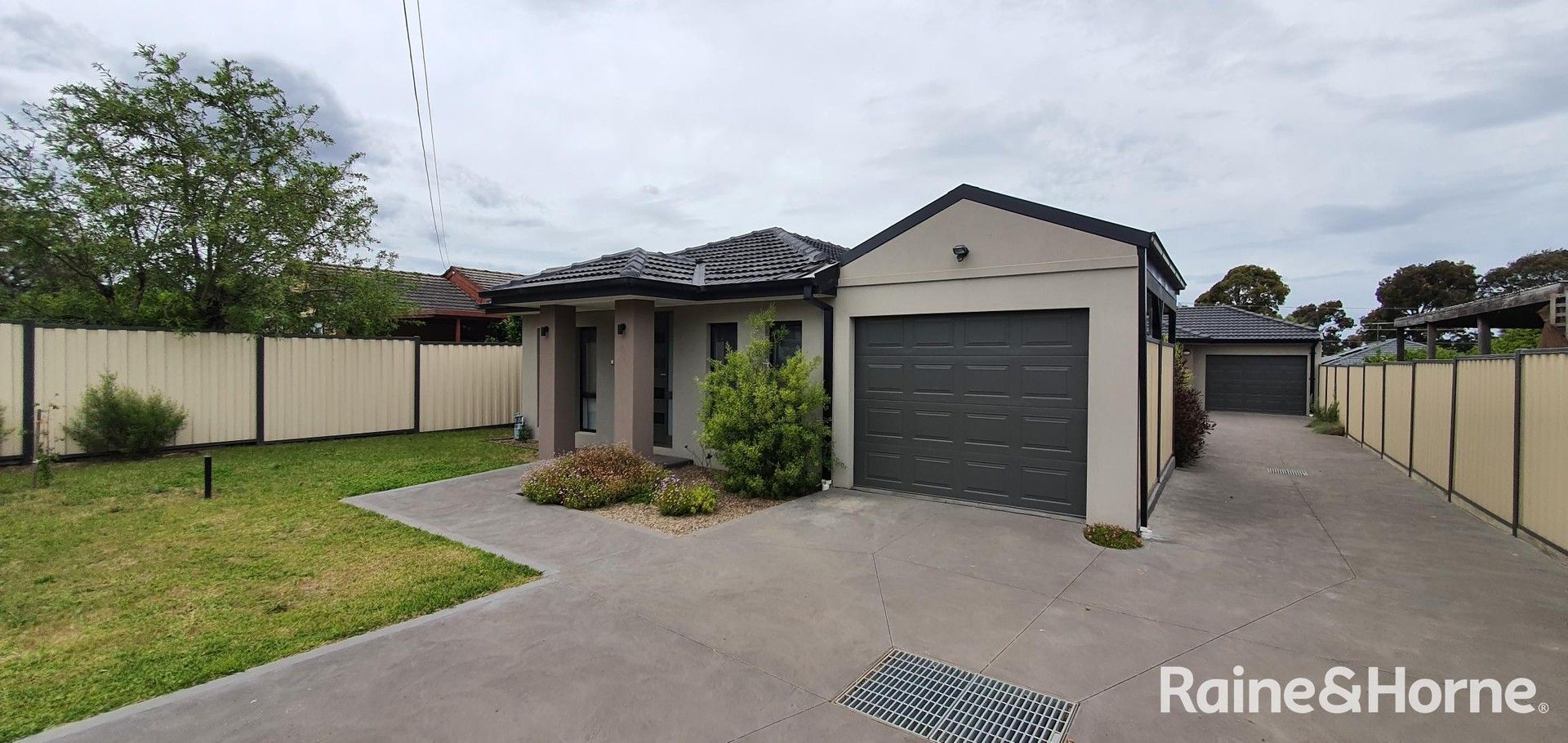 3 bedrooms Apartment / Unit / Flat in 1/6 Eddie Street ST ALBANS VIC, 3021