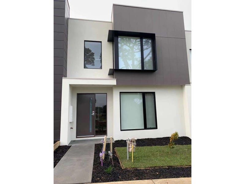 Townhouse in 14 Hare Mews, CRANBOURNE EAST VIC, 3977