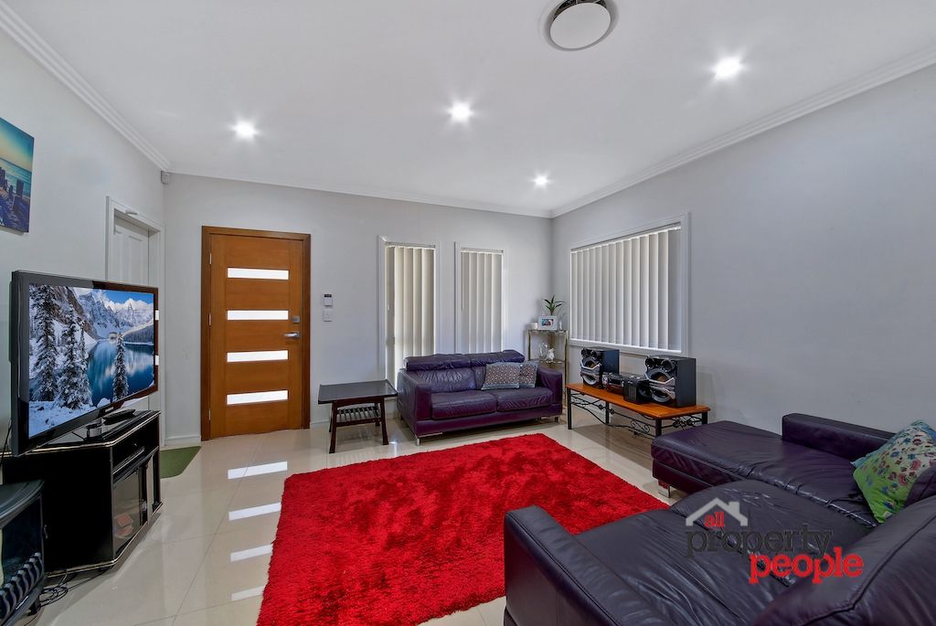 1/16 Groundsel Avenue, Macquarie Fields NSW 2564, Image 2