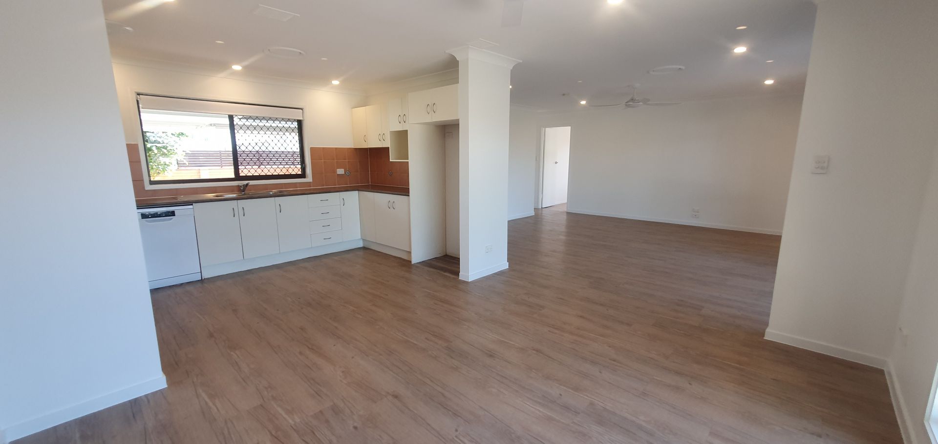 31 Southerly Street, Mermaid Waters QLD 4218 House For Rent 1,100