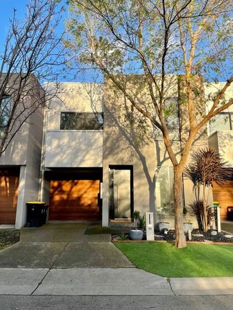 4 bedrooms Townhouse in 11 Evergreen Circuit CHELTENHAM VIC, 3192