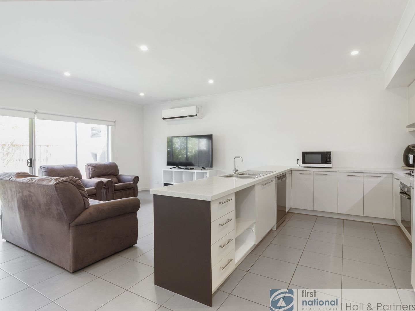 8/2 Sanoma Drive, Skye VIC 3977, Image 2