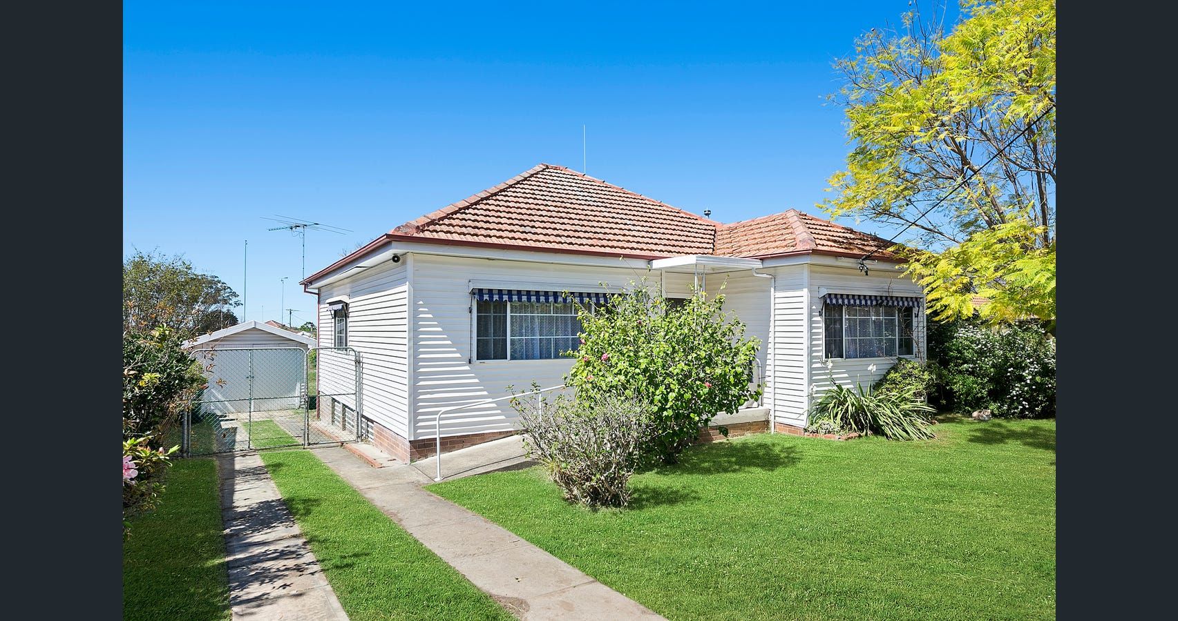3 bedrooms House in 27 Burnett Street MERRYLANDS NSW, 2160