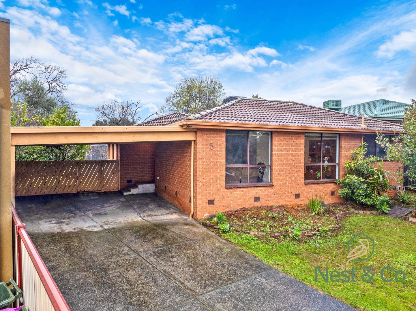 4 bedrooms House in 5 Mawson Close MILL PARK VIC, 3082