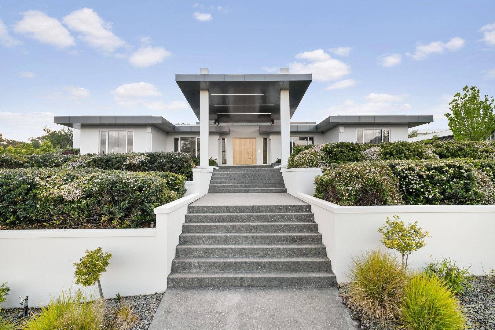 5 bedrooms House in 10 Schichmann Court YARRAMBAT VIC, 3091