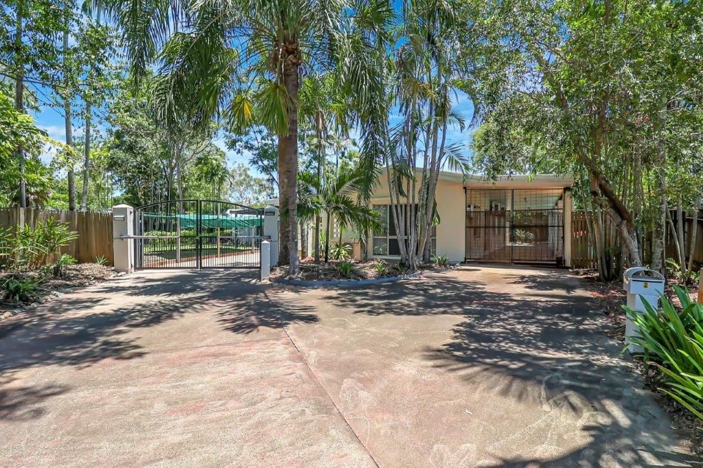 4 bedrooms House in 2 Wallum Close HOLLOWAYS BEACH QLD, 4878