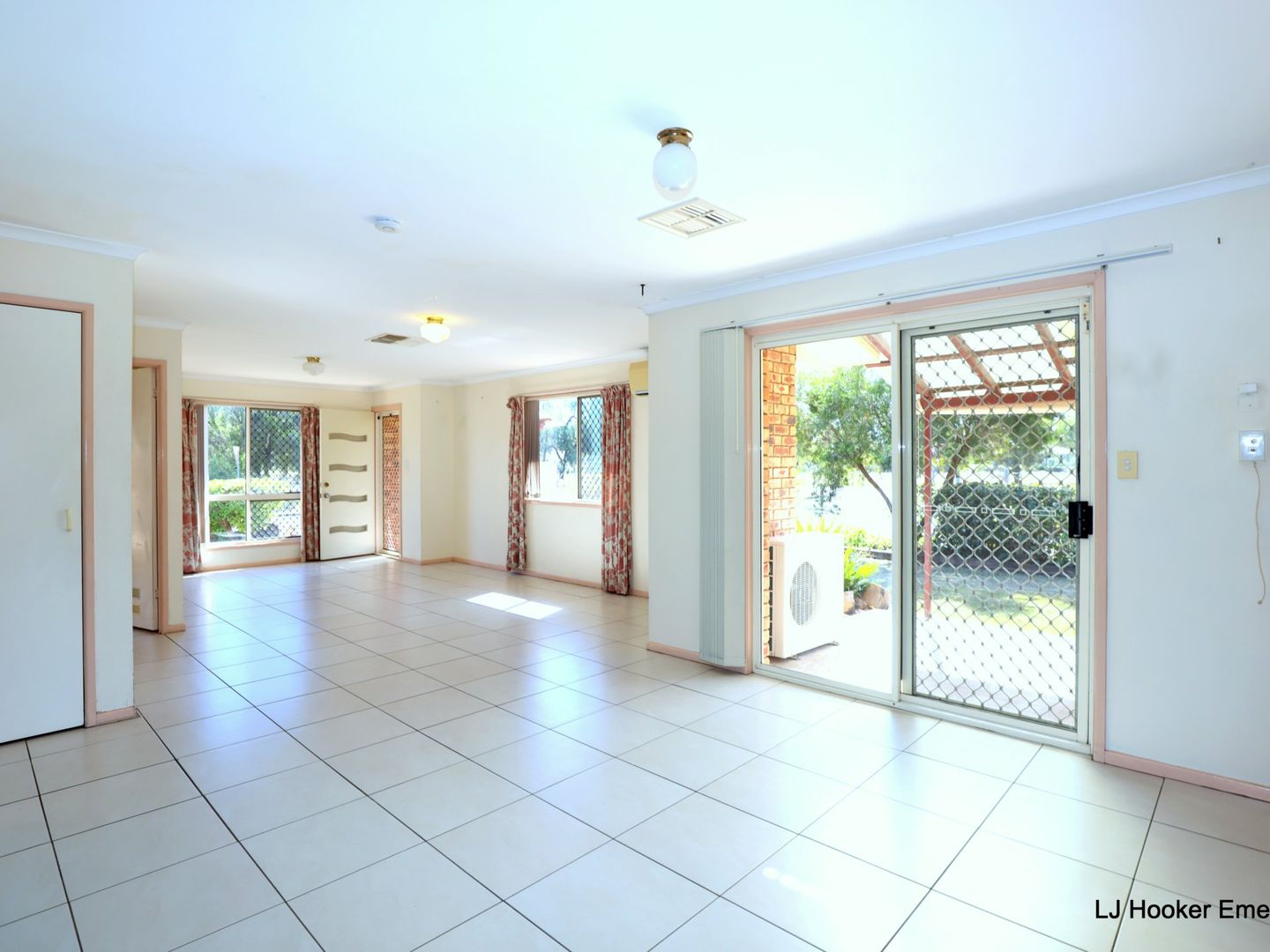 8 Edmonston Drive, Emerald QLD 4720, Image 2