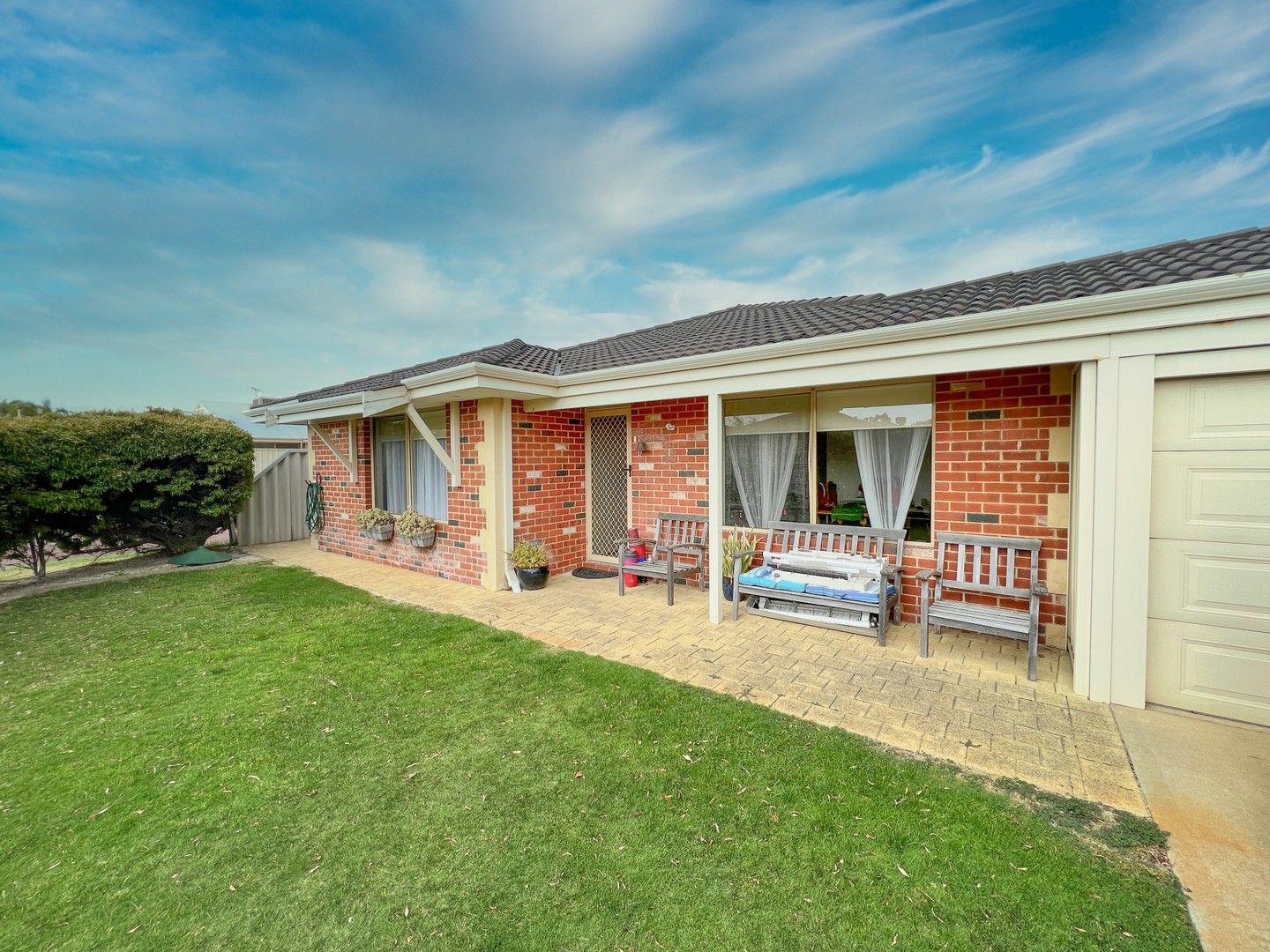 4 bedrooms House in 11 Teraglin Way WARNBRO WA, 6169
