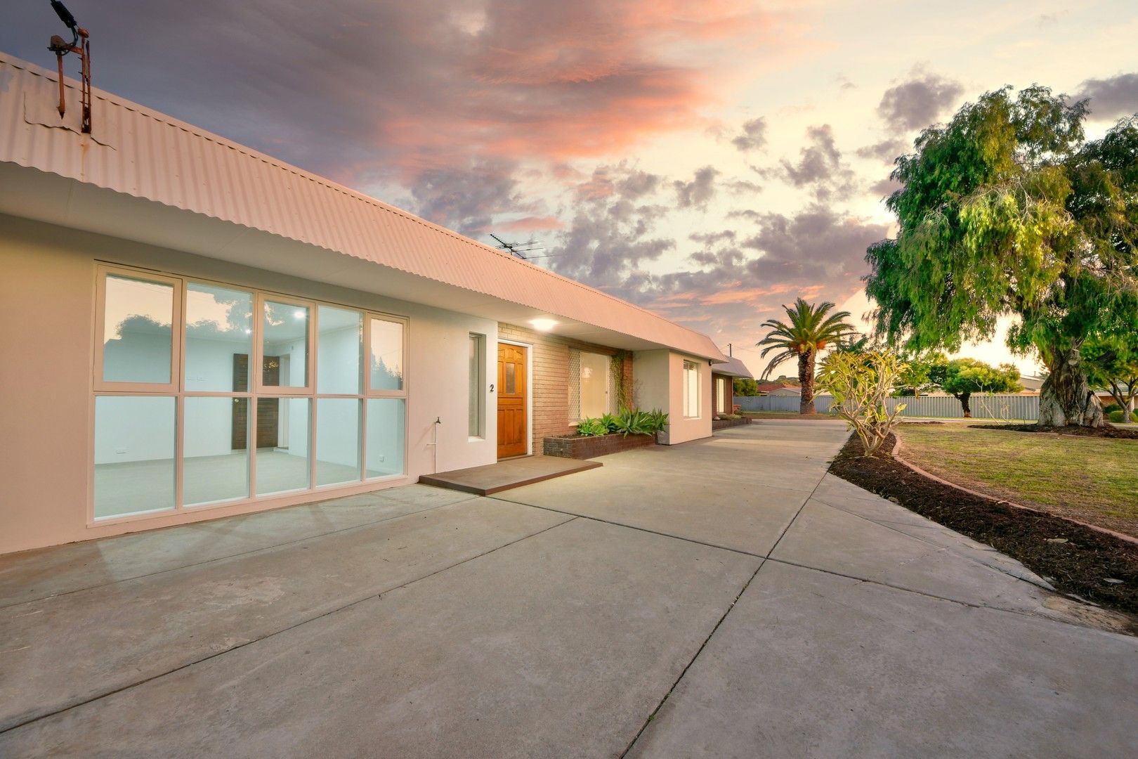 4 bedrooms House in 2 Regehr Street WARNBRO WA, 6169