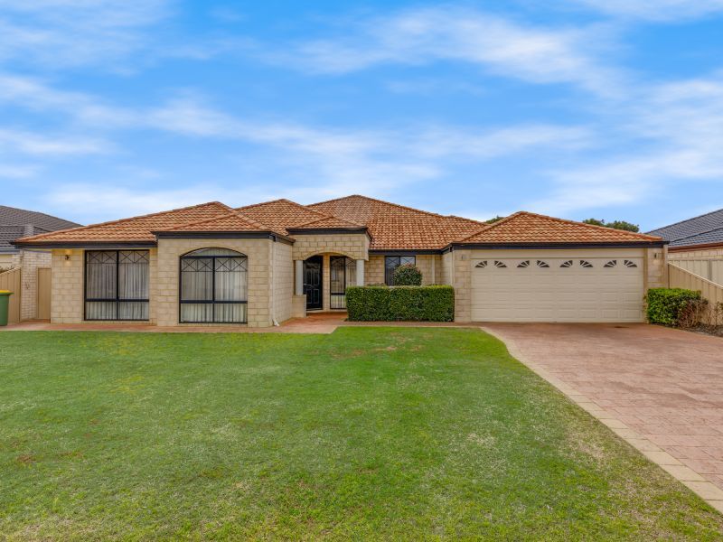 5 bedrooms House in 14 Deflexa Road CANNING VALE WA, 6155