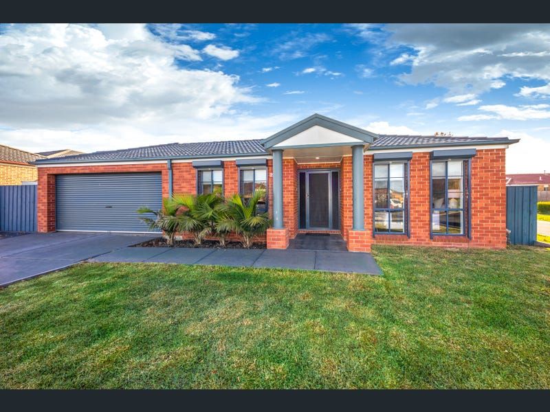4 bedrooms House in 2 Sweep Court SUNBURY VIC, 3429