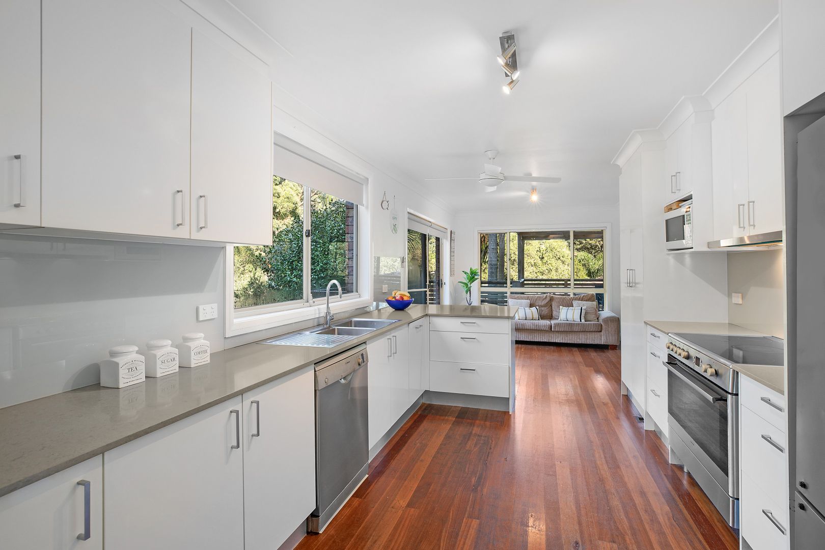 22 Cabbage Tree Avenue, Avoca Beach NSW 2251, Image 2