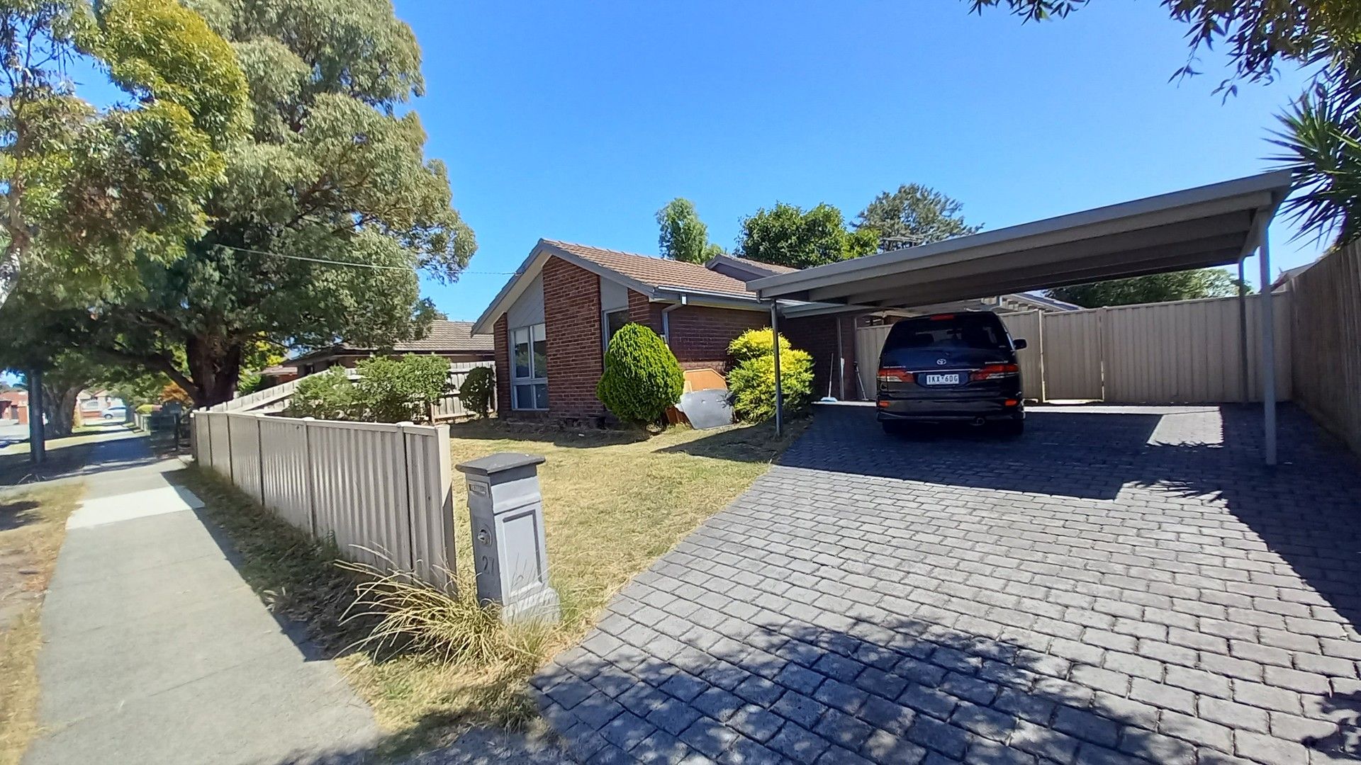 5 bedrooms House in 27 Stuart Avenue HAMPTON PARK VIC, 3976