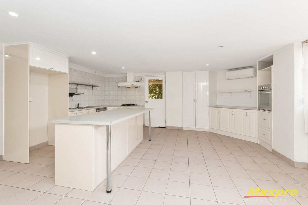 4 bedrooms House in 5 Kingfisher Loop WILLETTON WA, 6155