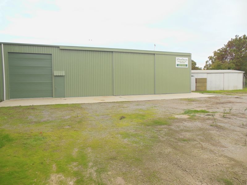 93 Old Temora Rd, YOUNG NSW 2594, Image 2