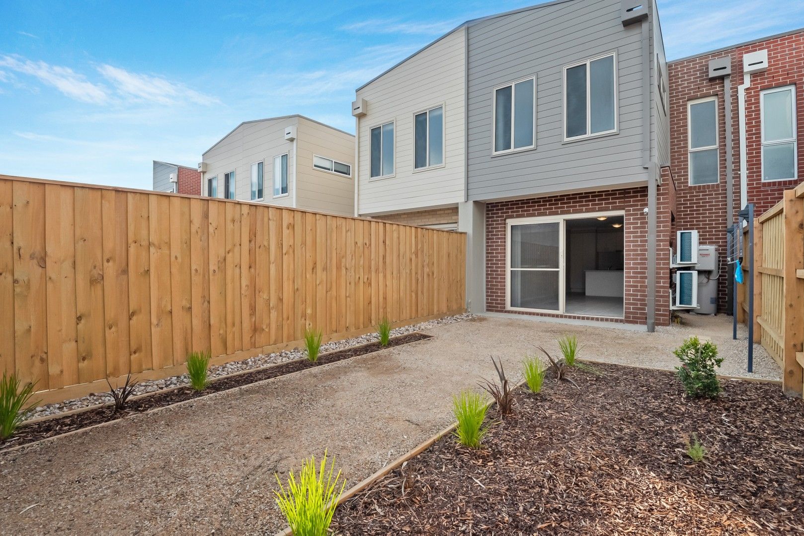 3 bedrooms Townhouse in 10 Kenyte Walk DOREEN VIC, 3754