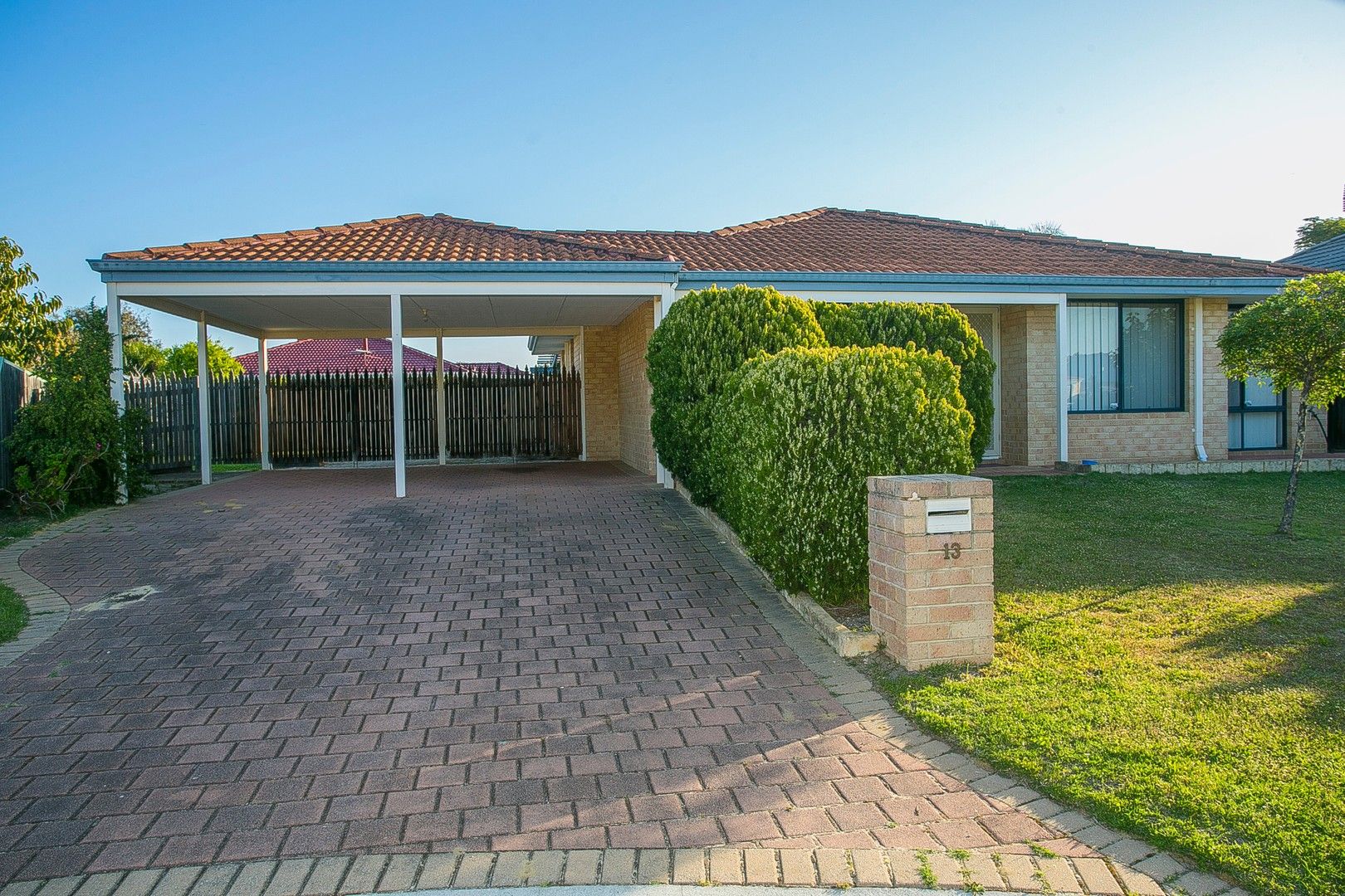 3 bedrooms House in 13 Swinden Court MADDINGTON WA, 6109