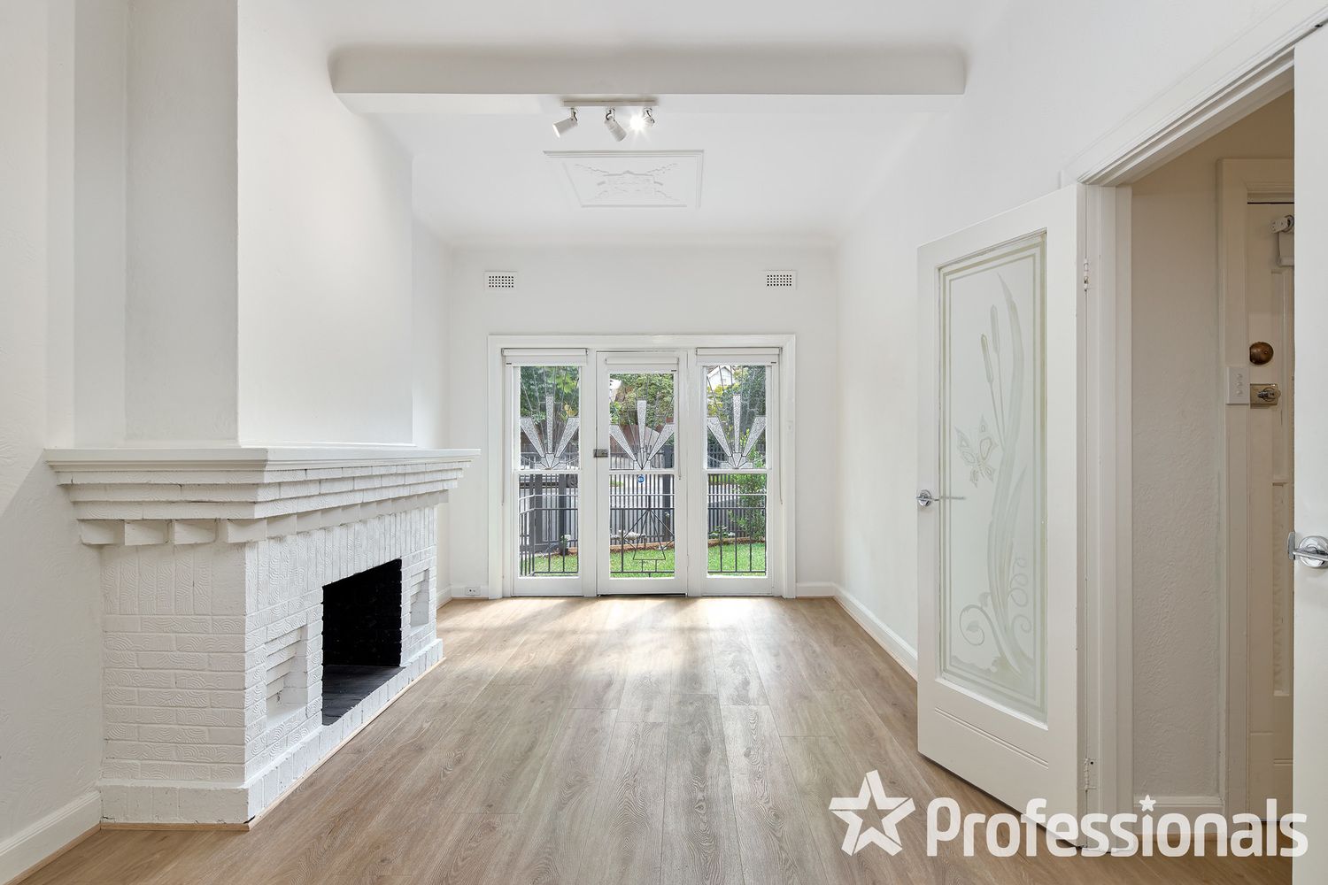 4 bedrooms Apartment / Unit / Flat in 1/5 Southey Street ELWOOD VIC, 3184