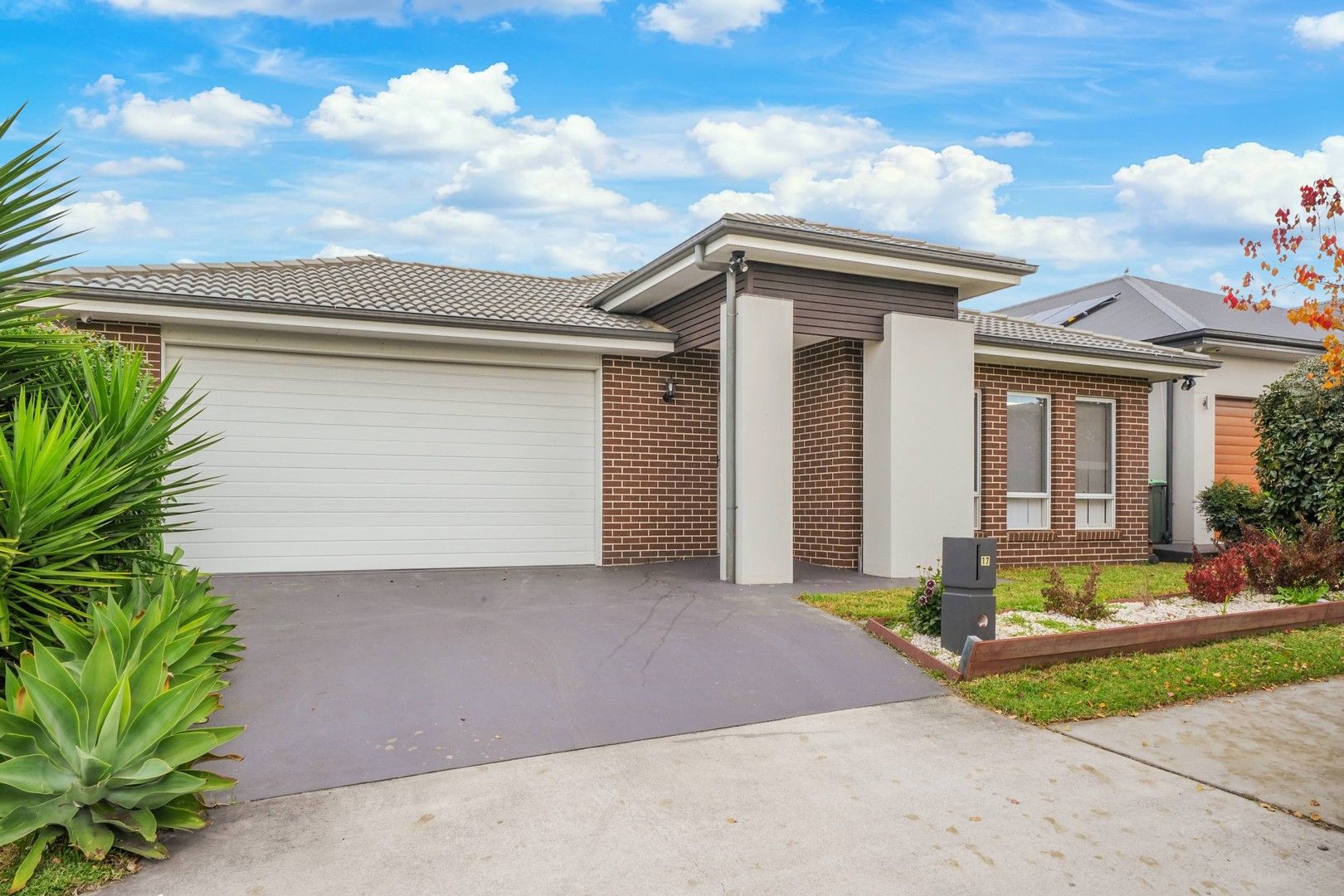 4 bedrooms House in 17 Holdren Drive ORAN PARK NSW, 2570