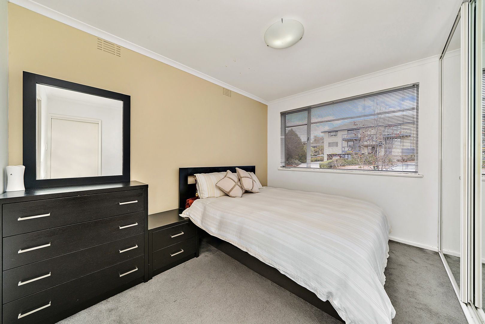 2/4 Nuyts Street, Red Hill ACT 2603, Image 2