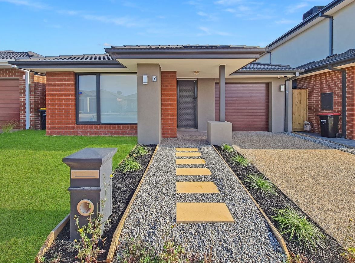 3 bedrooms House in 7 Midmar Terrace THORNHILL PARK VIC, 3335