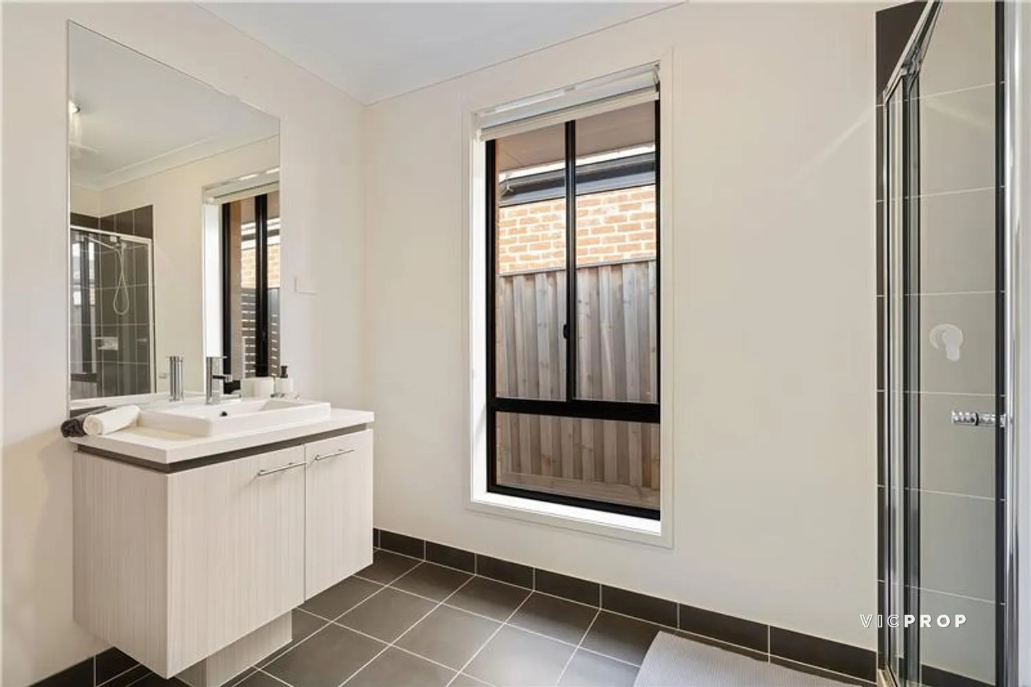 Spacious & Light-Filled Family Home in Prime Point Cook Location - Widok 3