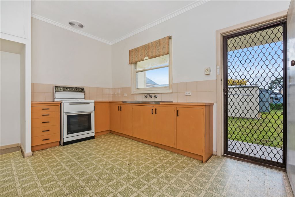 2 Weeroona Avenue, Hamlyn Heights VIC 3215, Image 2