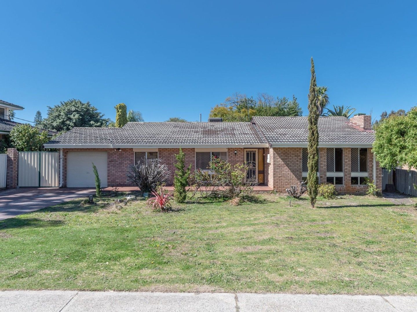 3 bedrooms House in 94 Berehaven Avenue THORNLIE WA, 6108