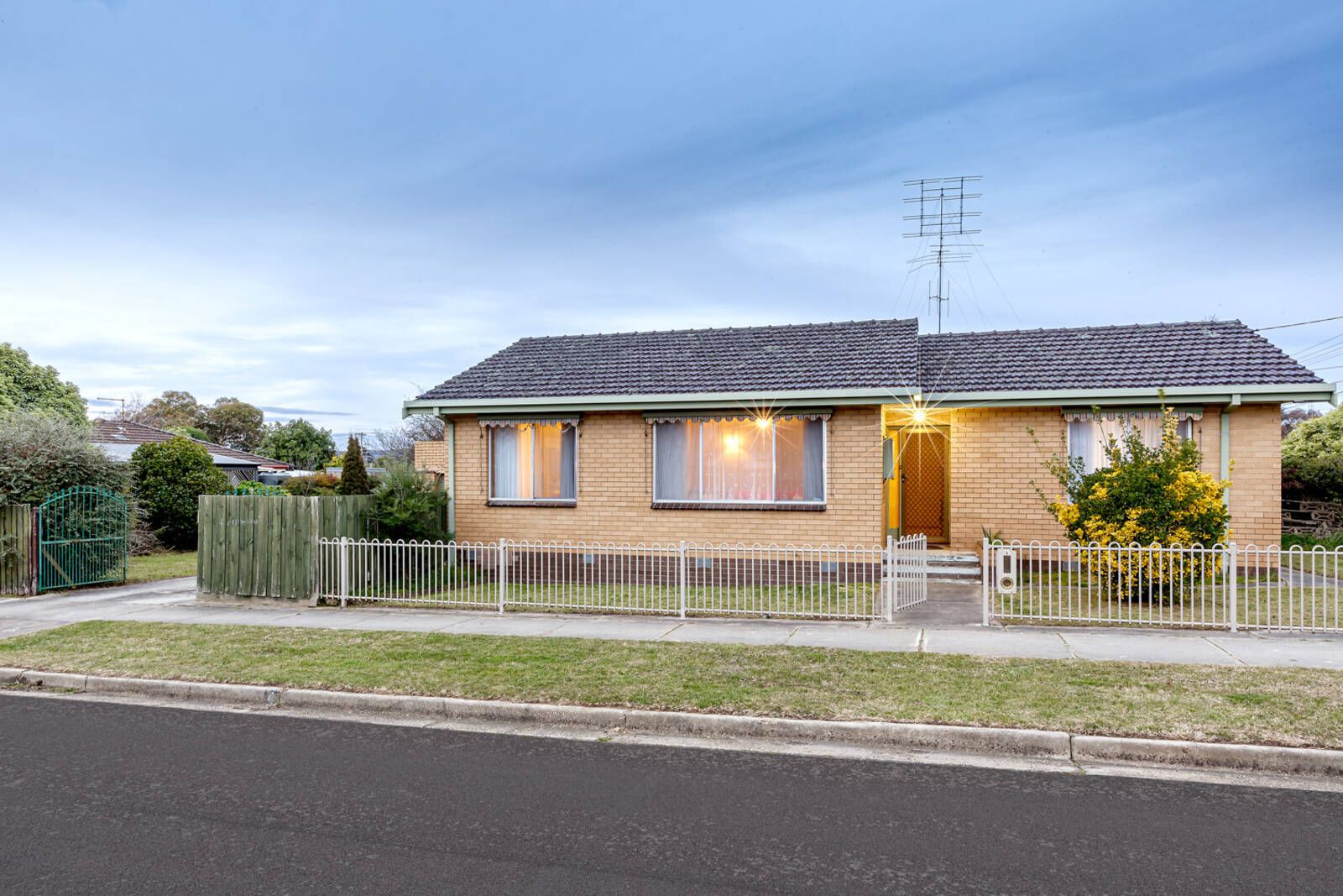 2 bedrooms House in 4 Ivanhoe Street WENDOUREE VIC, 3355