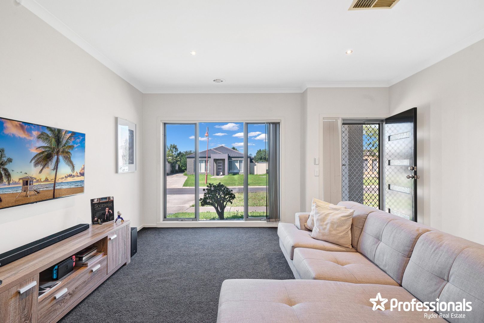 2/2 Fishburn Grove, Harkness VIC 3337, Image 2